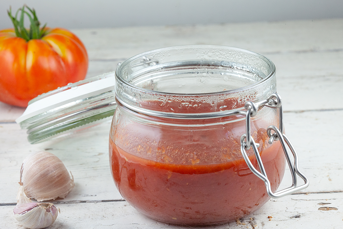 How to make classic Italian tomato sauce